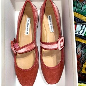 🌹NIB CHELSEA & VIOLET London Rose Velvet Sz 7 Mary Jane Flats from Dillard’s🌹